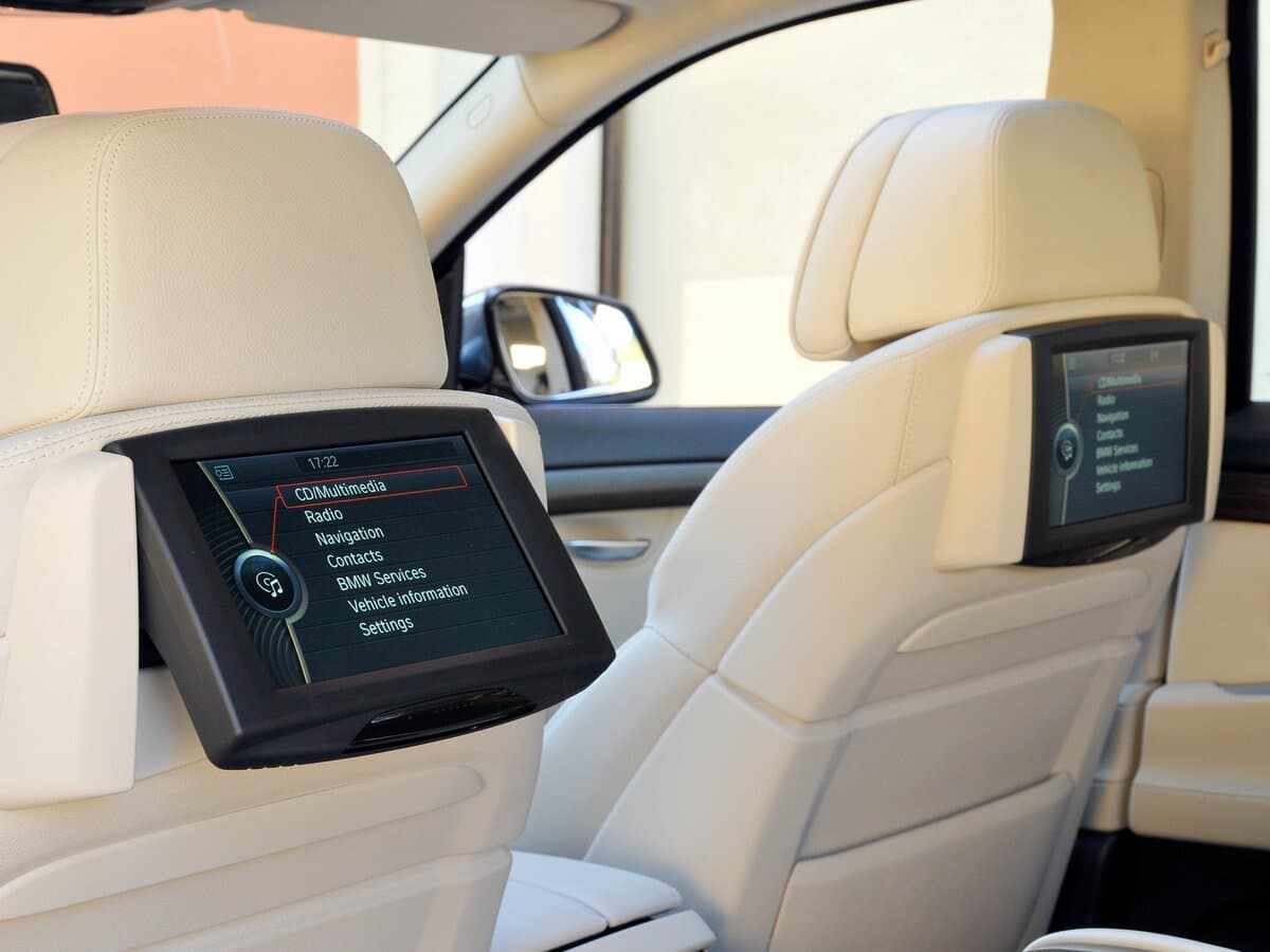 BMW 5 seriyası VI (F10/F11/F07) — Salon, arxadan