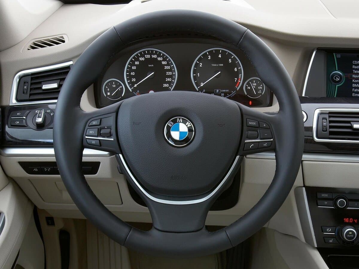BMW 5 seriyası VI (F10/F11/F07) — Sükan