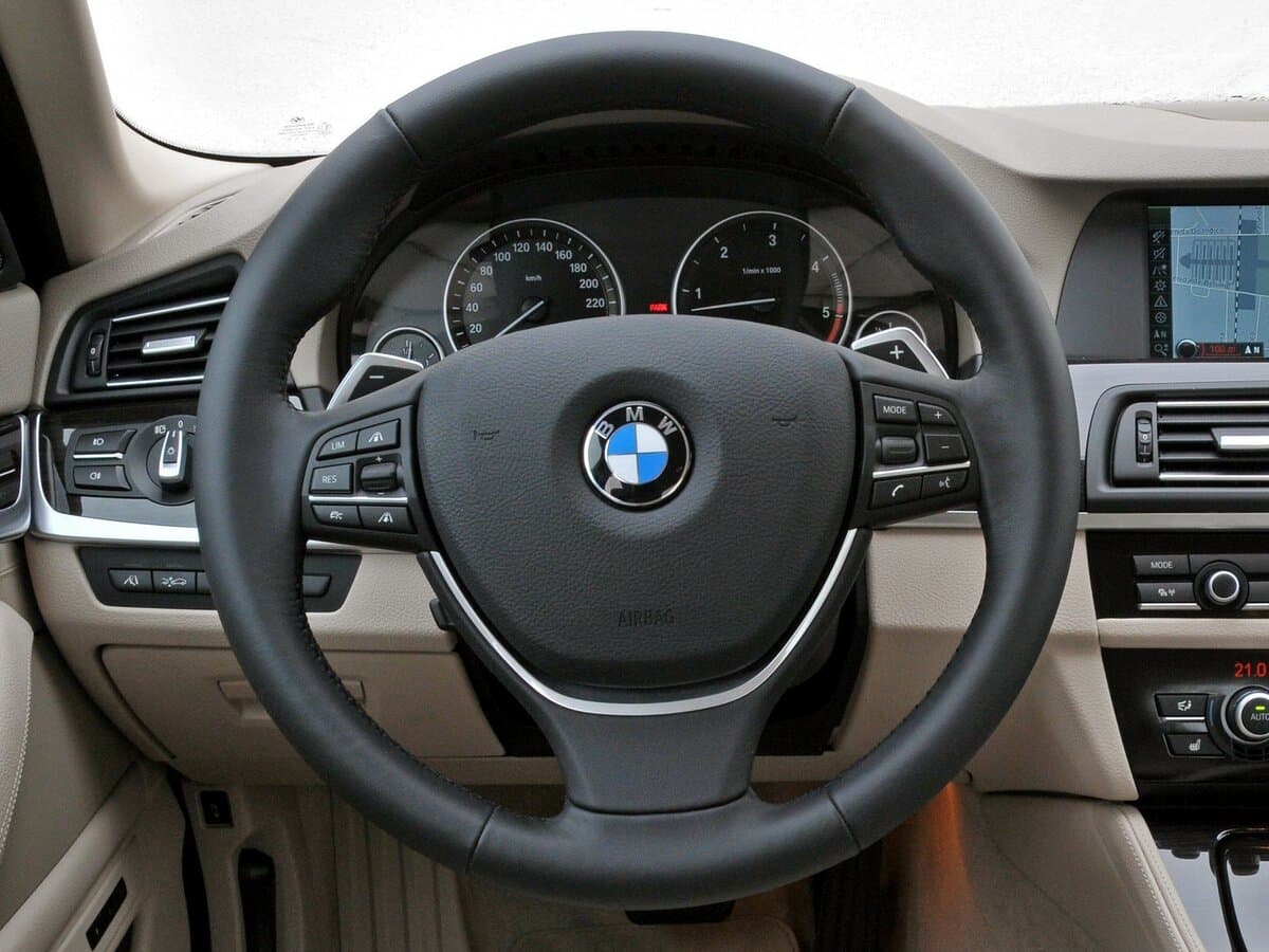 BMW 5 seriyası VI (F10/F11/F07) — Sükan