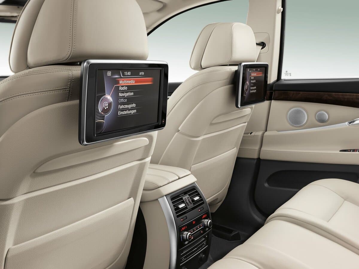 BMW 5 seriyası VI (F10/F11/F07) Restayling — Salon, öndən