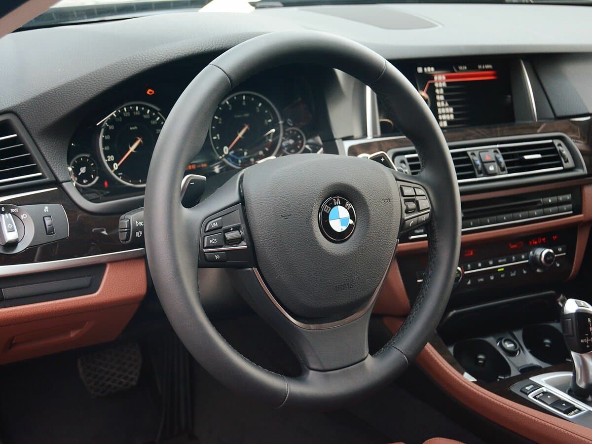BMW 5 seriyası VI (F10/F11/F07) Restayling — Sükan