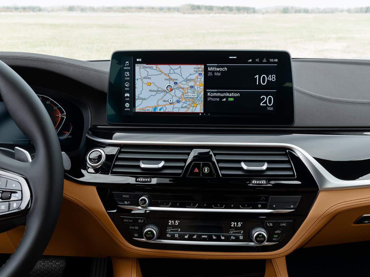 BMW 5 seriyası VII (G30/G31/G38) Restayling — Salon, öndən