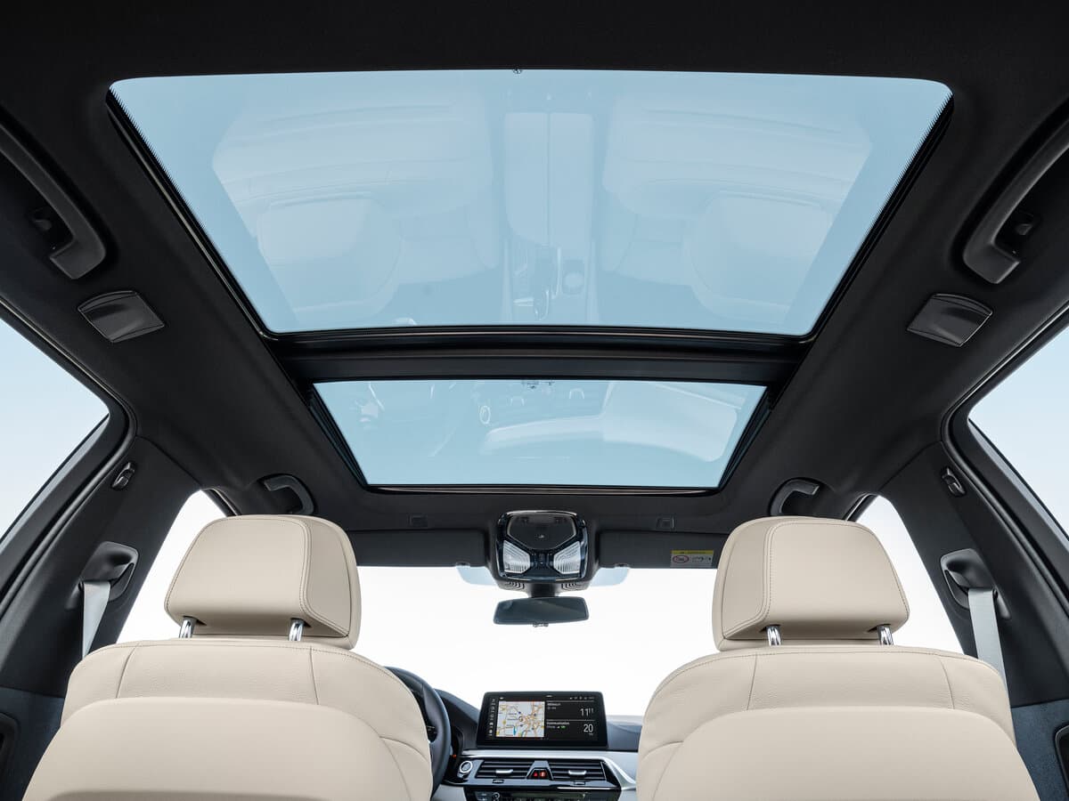 BMW 5 seriyası VII (G30/G31/G38) Restayling — Salon, arxadan