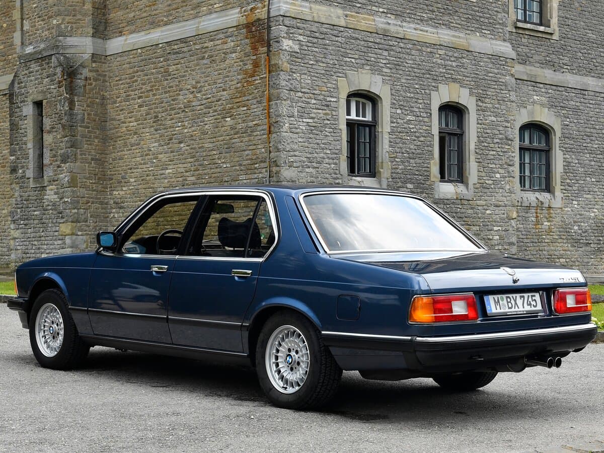 BMW 7 seriyası I (E23) Restayling — 3/4 arxadan
