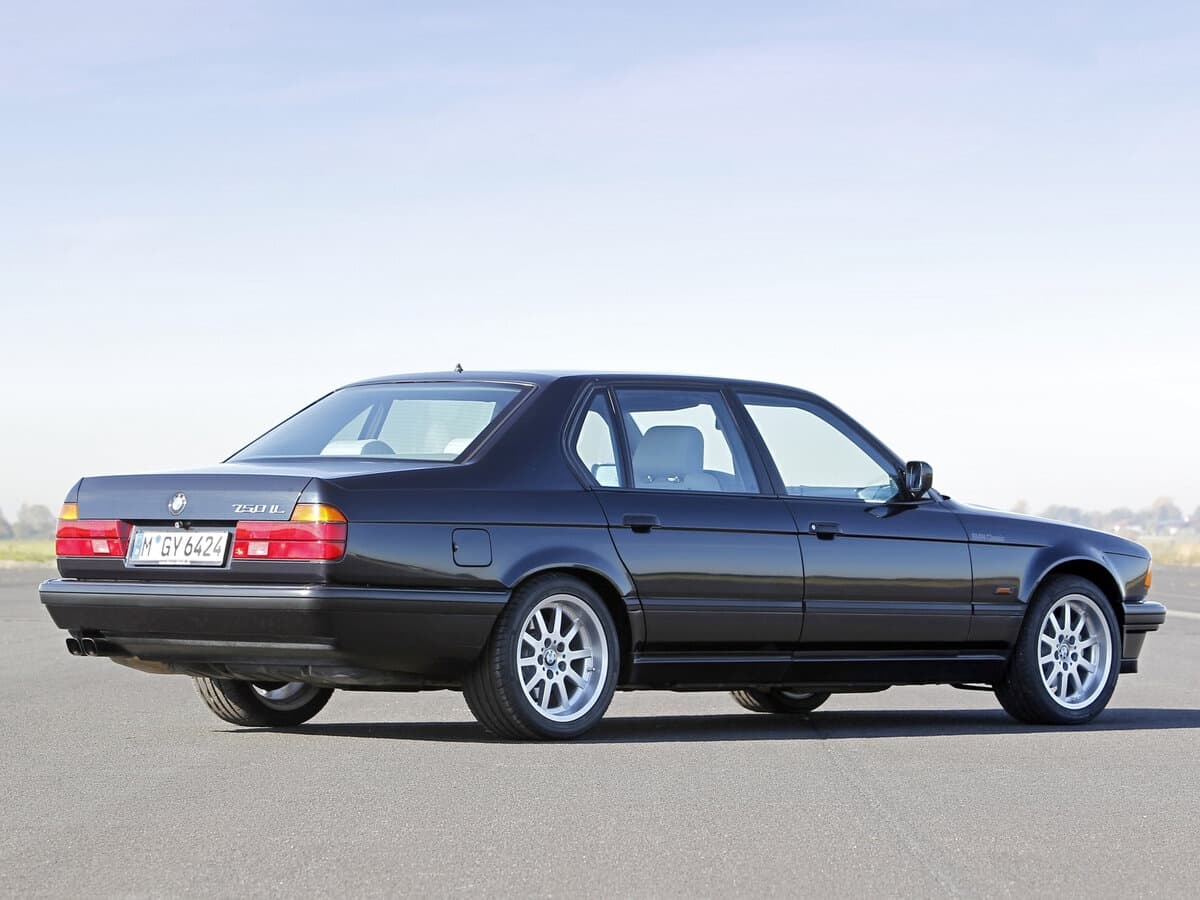 BMW 7 seriyası II (E32) — 3/4 arxadan