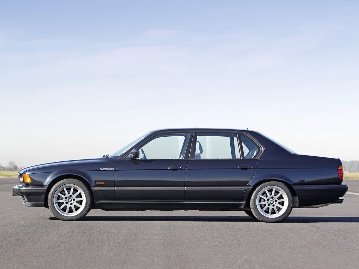 BMW 7 seriyası II (E32) — Yandan