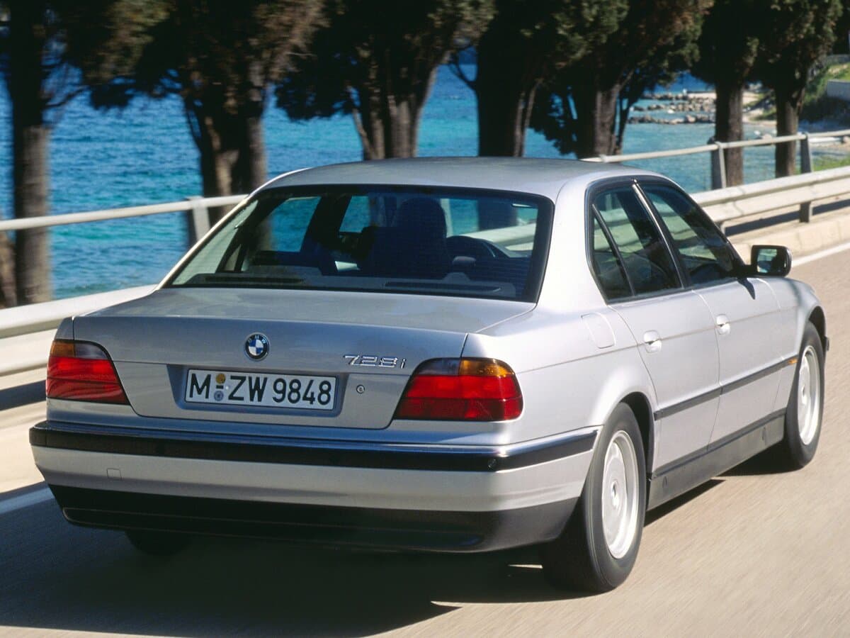 BMW 7 seriyası III (E38) — 3/4 arxadan