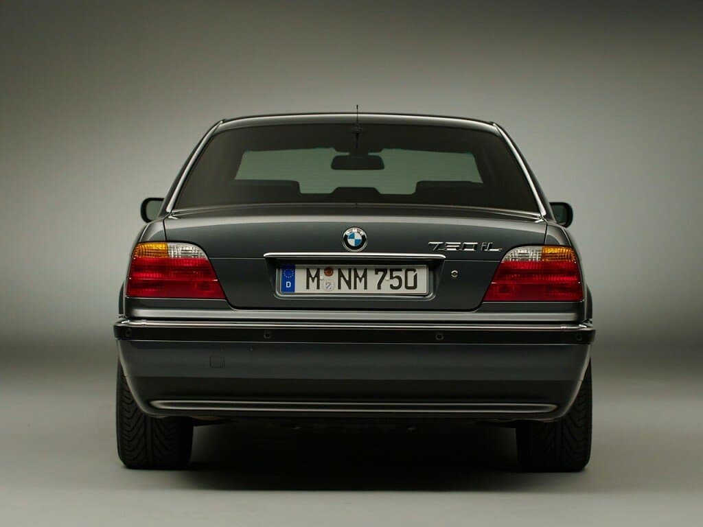 BMW 7 seriyası III (E38) — Arxadan