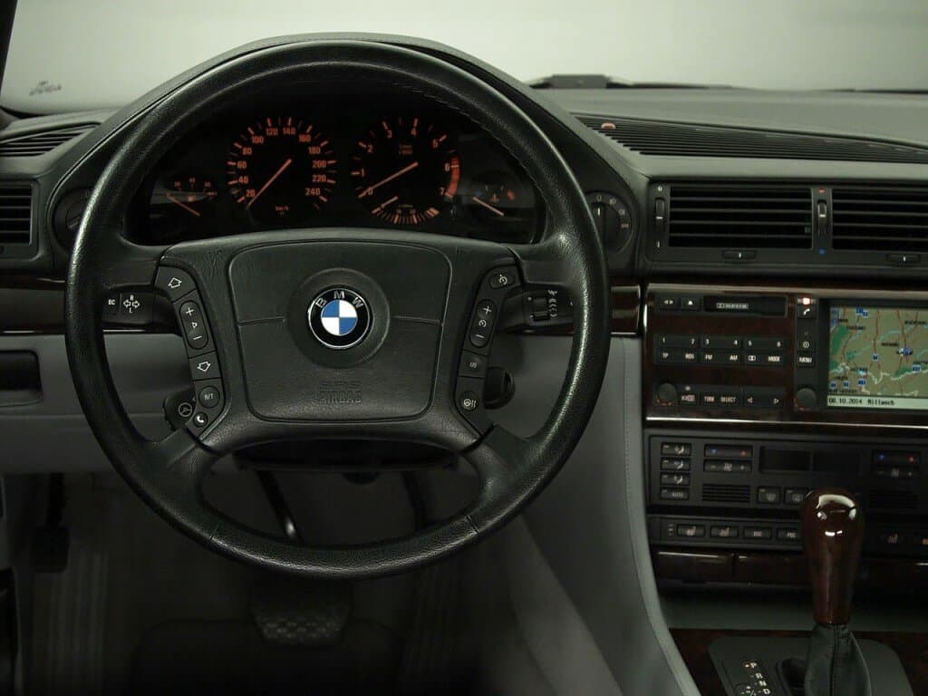 BMW 7 seriyası III (E38) Restayling — Sükan