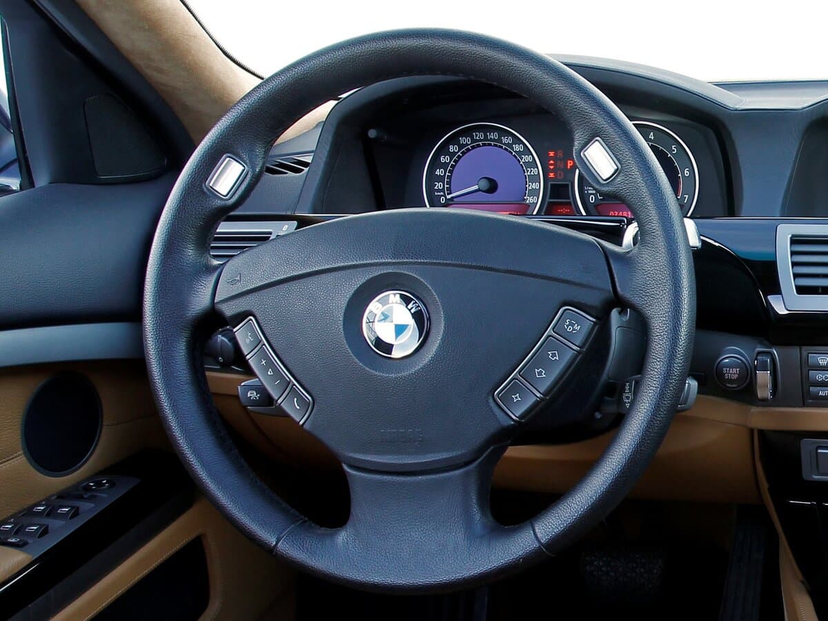 BMW 7 seriyası IV (E65/E66) — Sükan