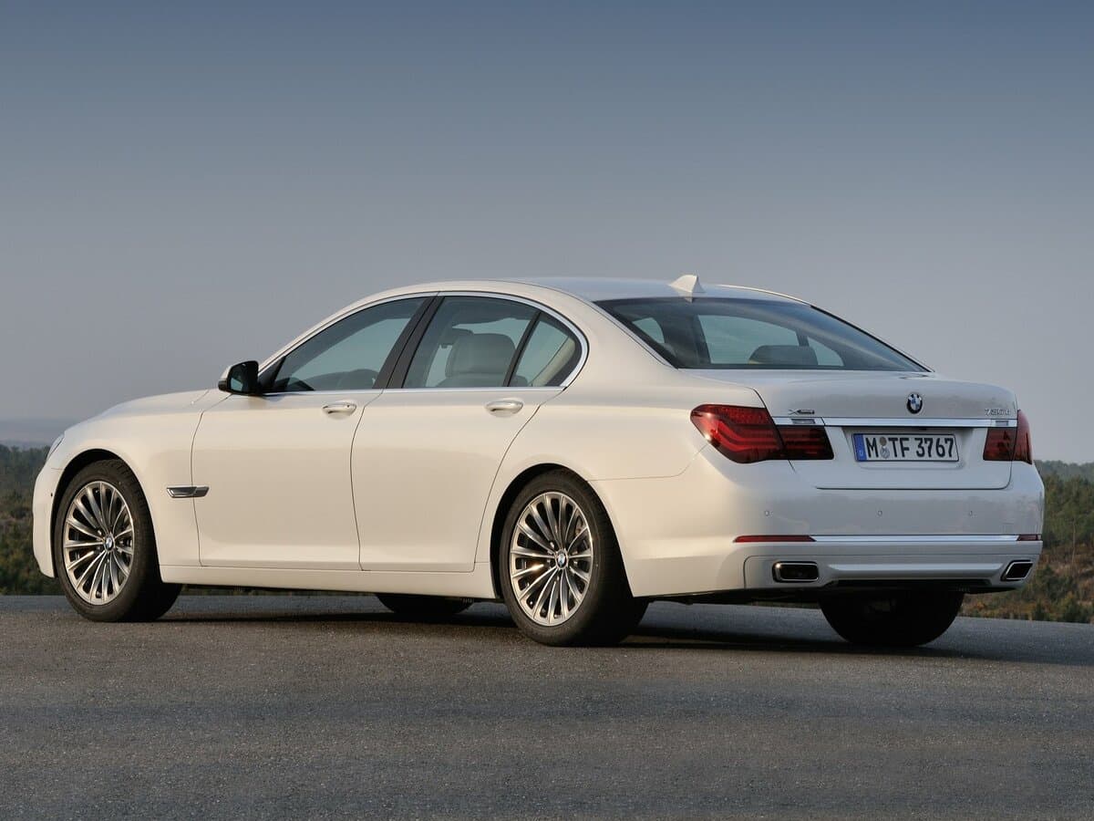 BMW 7 seriyası V (F01/F02/F04) Restayling — 3/4 arxadan