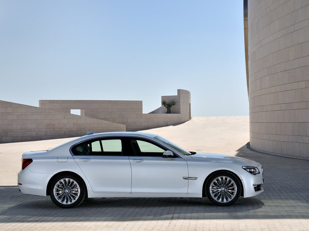 BMW 7 seriyası V (F01/F02/F04) Restayling — Yandan