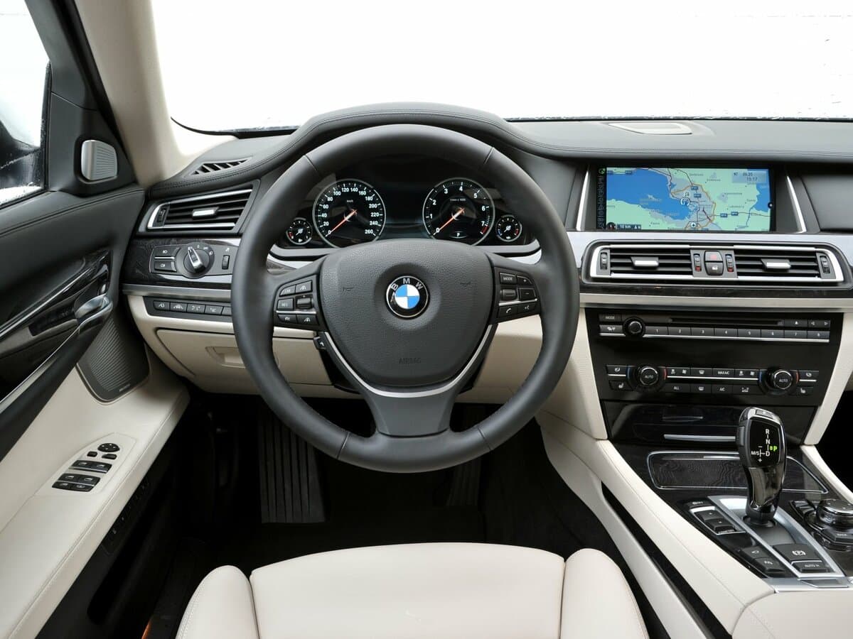 BMW 7 seriyası V (F01/F02/F04) Restayling — Sükan