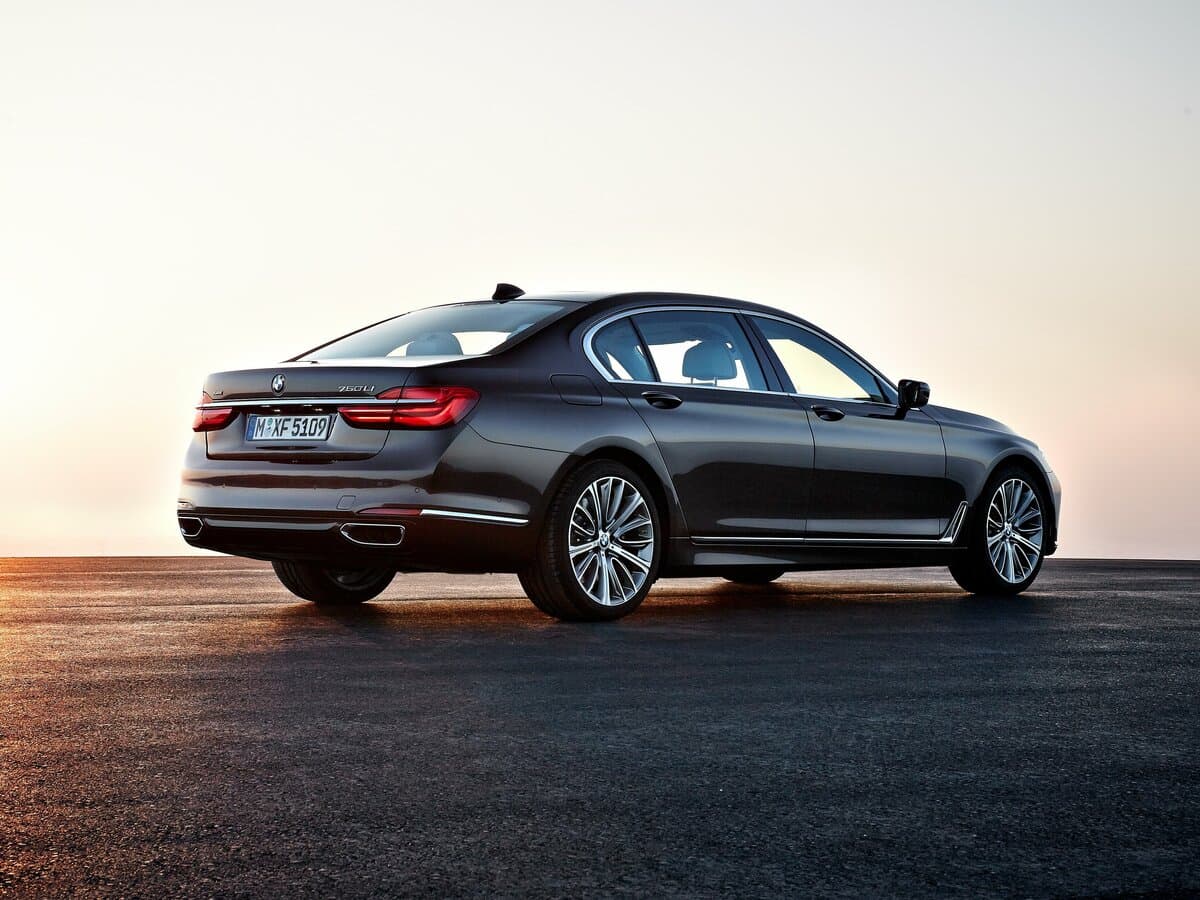 BMW 7 seriyası VI (G11/G12) — 3/4 arxadan