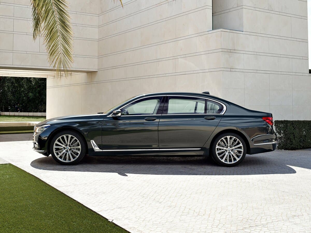 BMW 7 seriyası VI (G11/G12) — Yandan