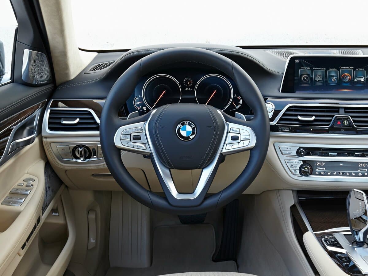 BMW 7 seriyası VI (G11/G12) — Sükan