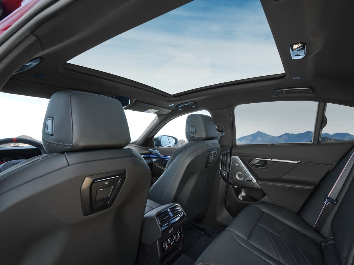 BMW i5 2023 – indiyədək — Salon, öndən