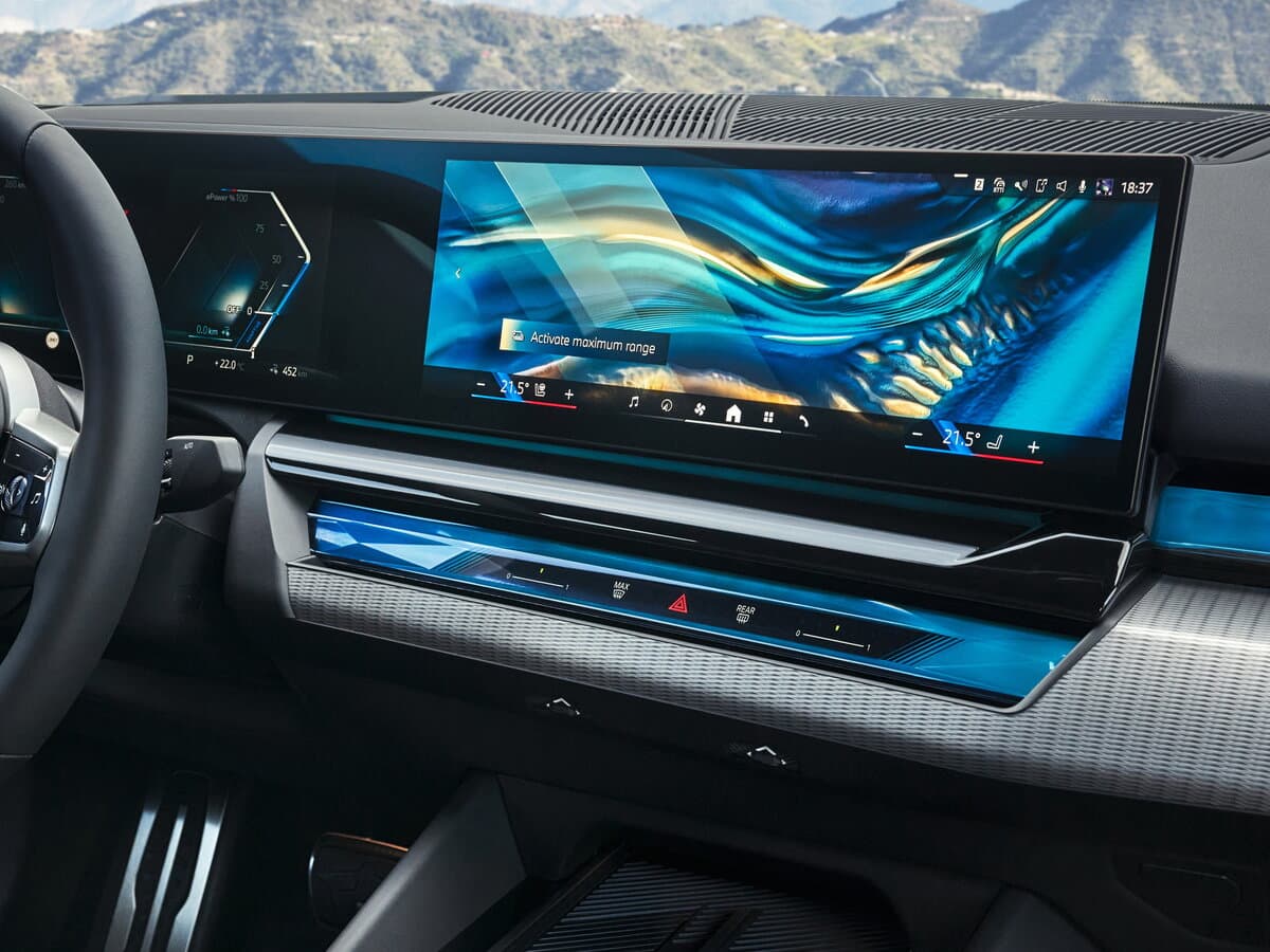 BMW i5 2023 – indiyədək — Salon, arxadan