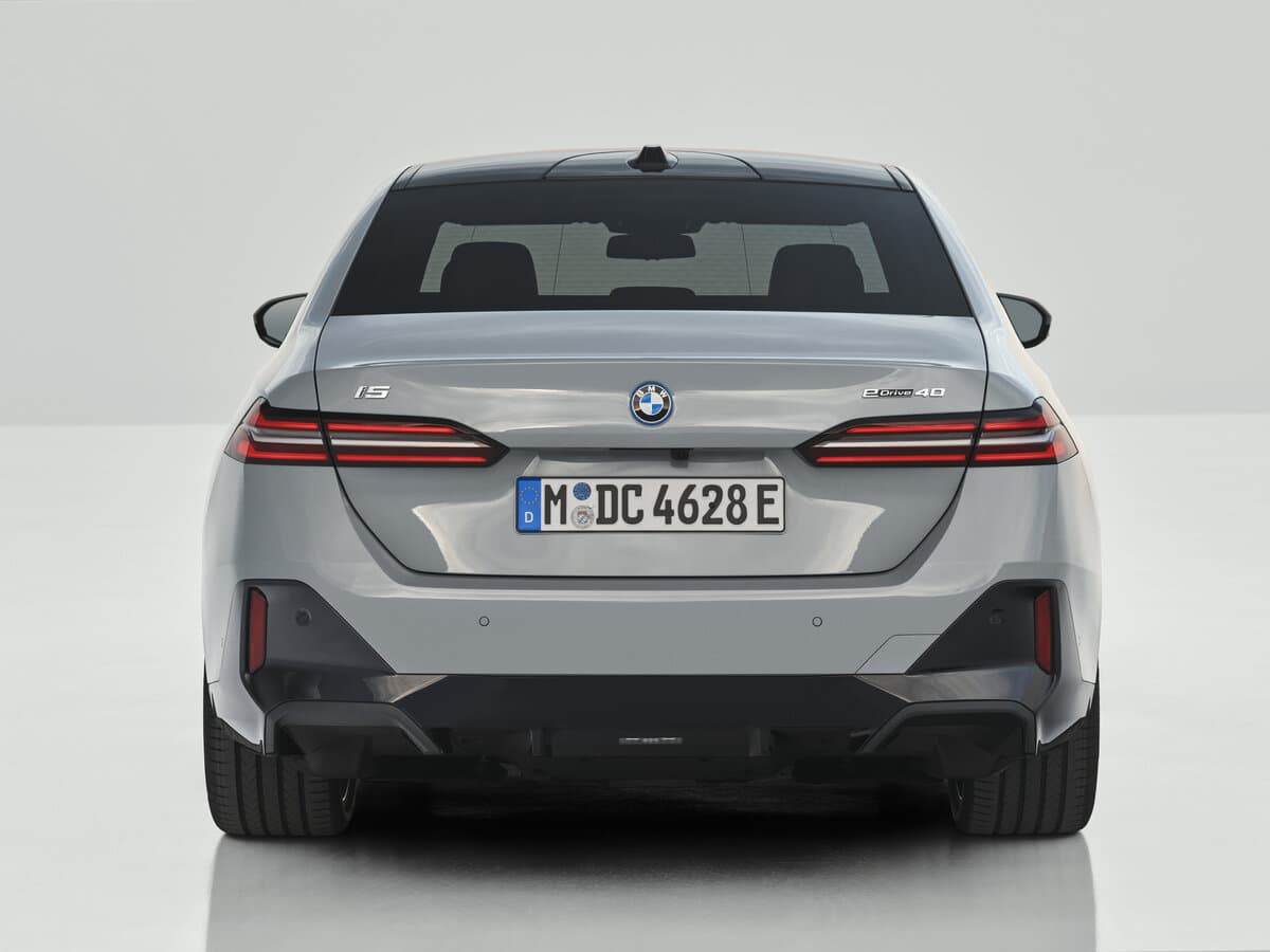 BMW i5 2023 – indiyədək — Arxadan