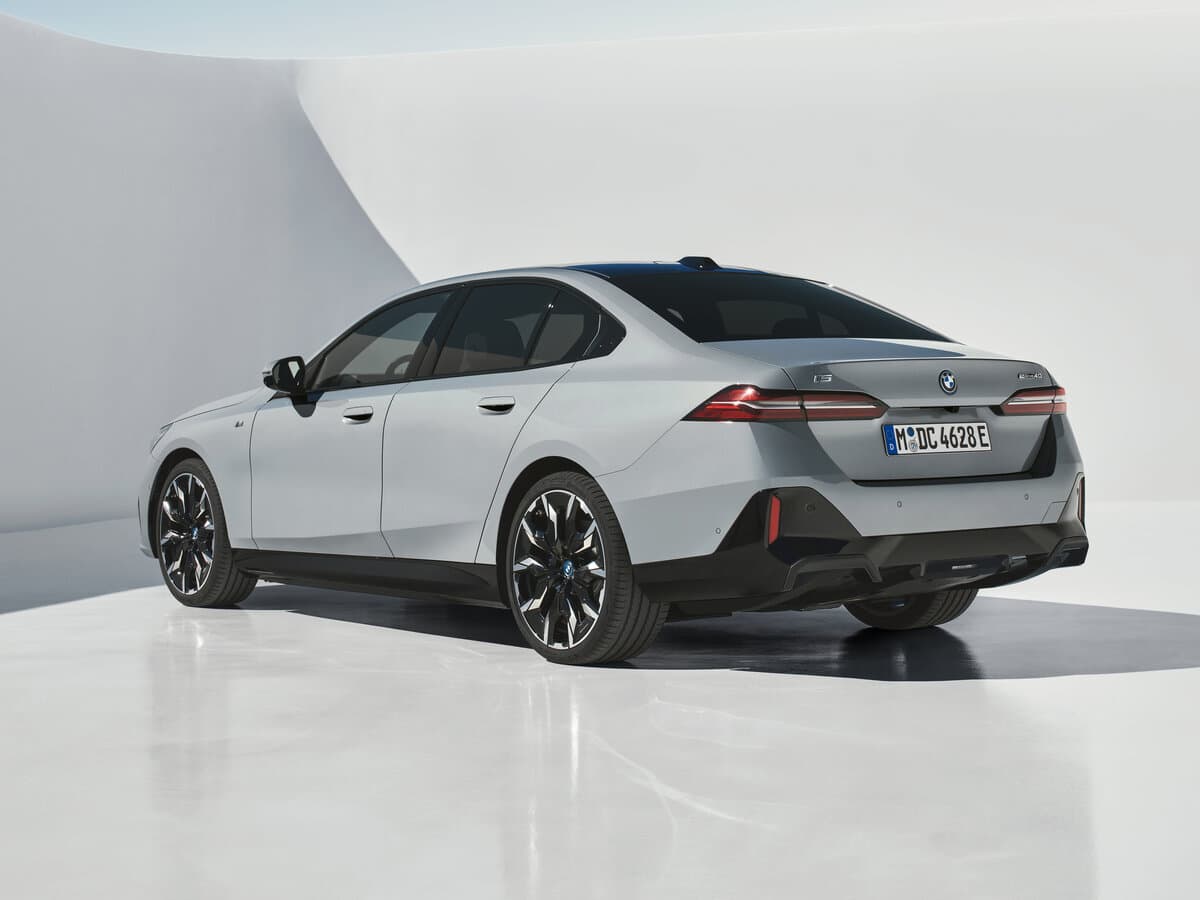 BMW i5 2023 – indiyədək — 3/4 arxadan