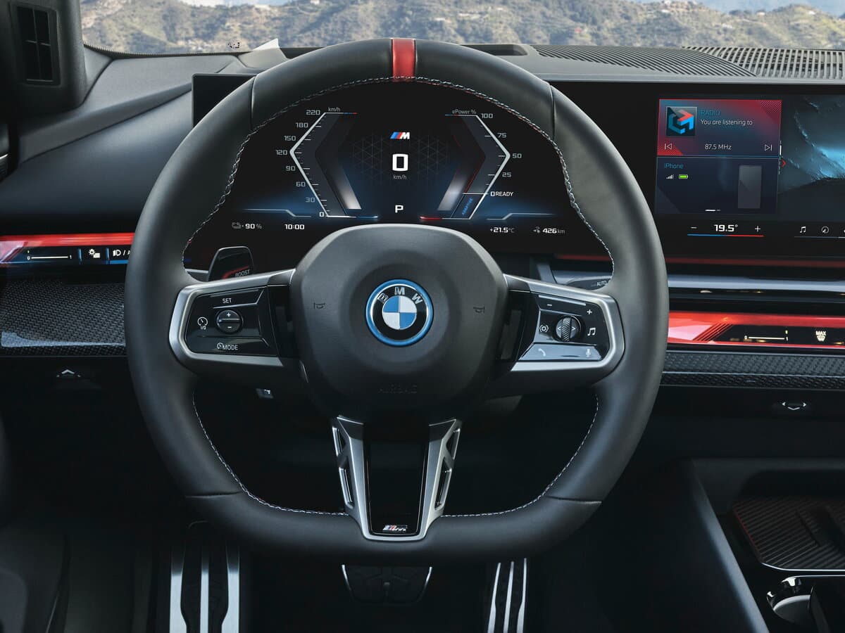 BMW i5 2023 – indiyədək — Sükan