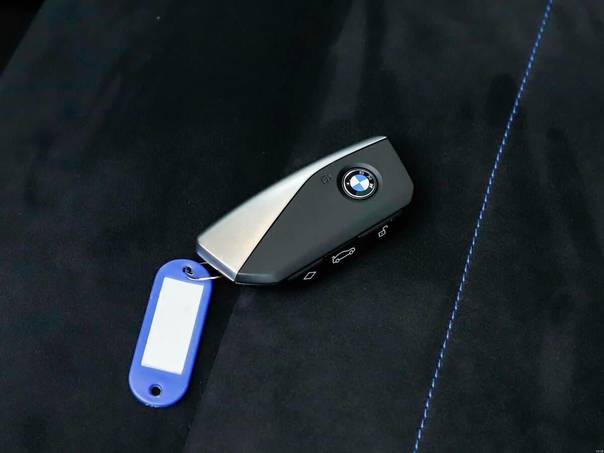 BMW iX1 2022 – indiyədək — Salon, arxadan