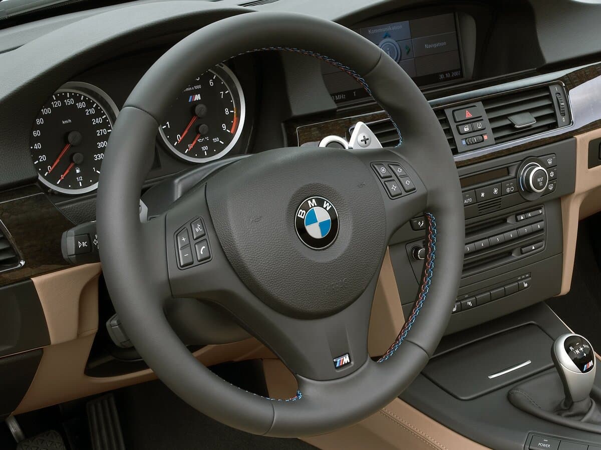 BMW M3 IV (E90) — Sükan