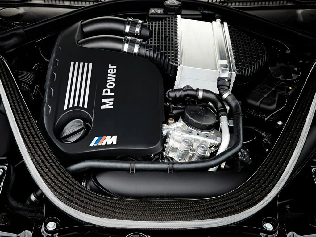 BMW M4 F82/F83 — Salon, öndən
