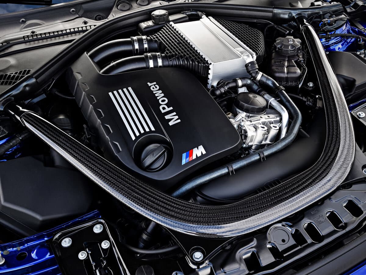 BMW M4 F82/F83 Restayling — Salon, arxadan