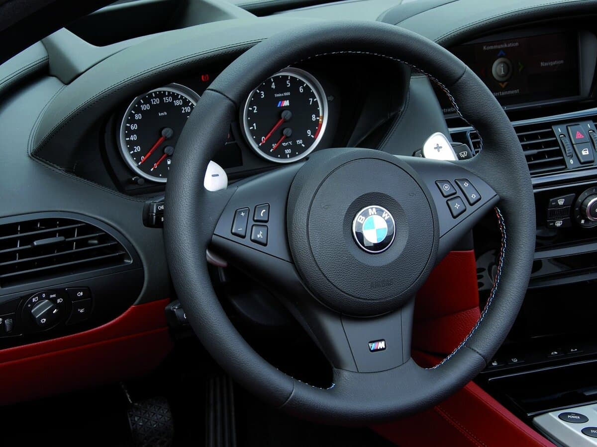 BMW M6 II (E63/E64) — Sükan