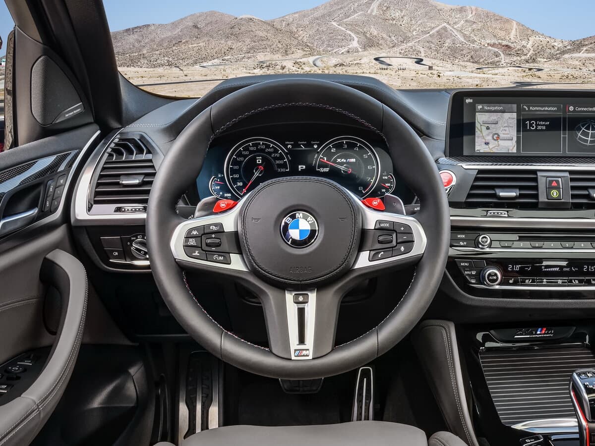 BMW X4 M I (F98) — Sükan