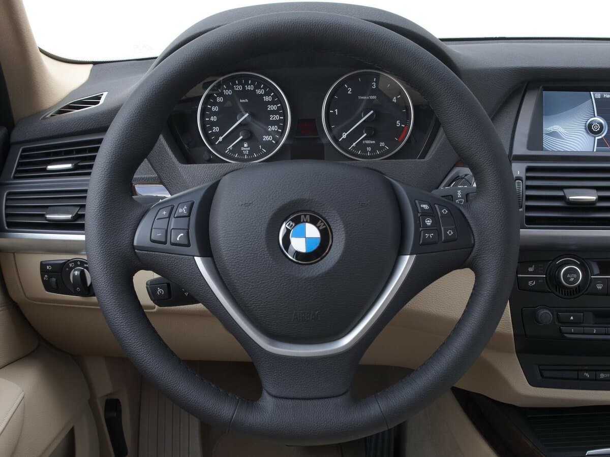BMW X5 II (E70) Restayling — Sükan