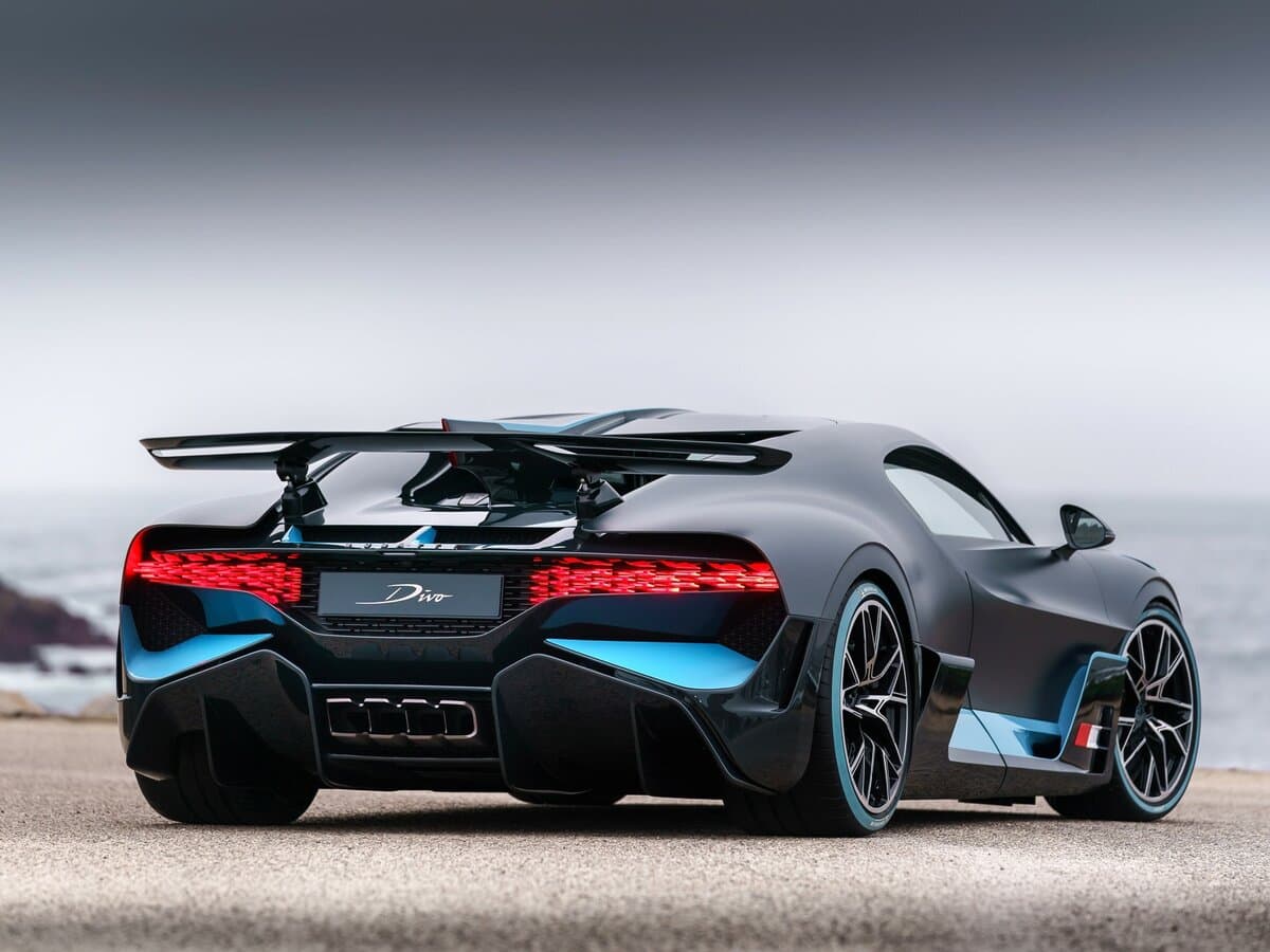 Bugatti Divo 2018 – 2021 — 3/4 arxadan