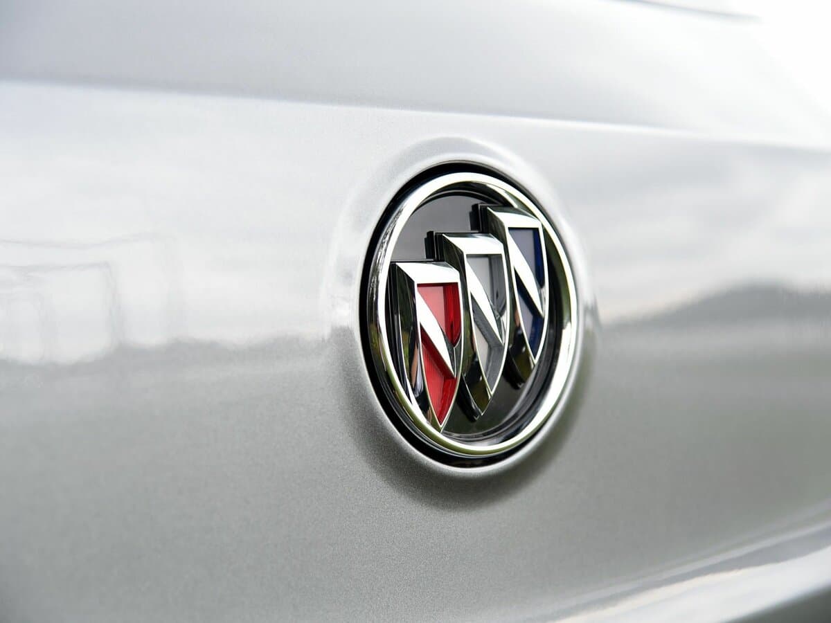 Buick Excelle III Restayling — Salon, öndən