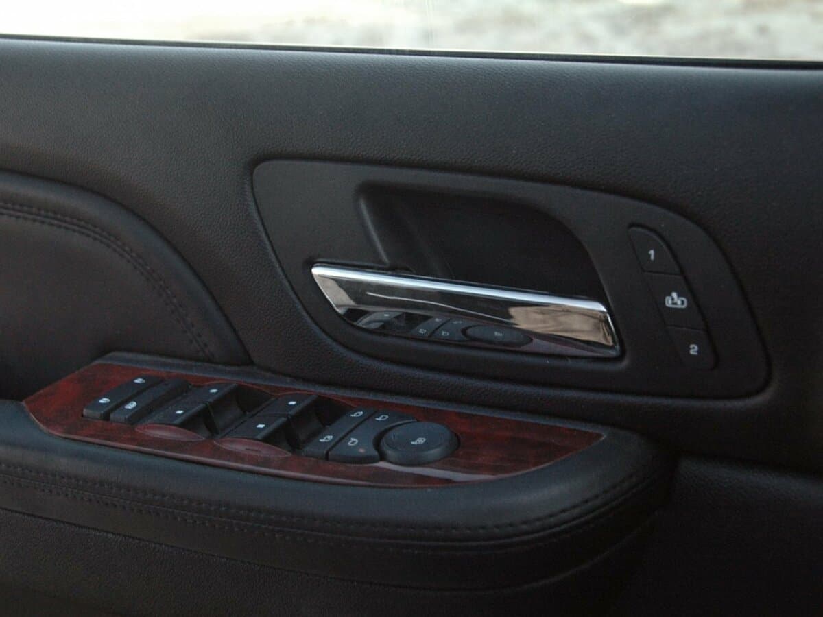 Cadillac Escalade III — Qapı