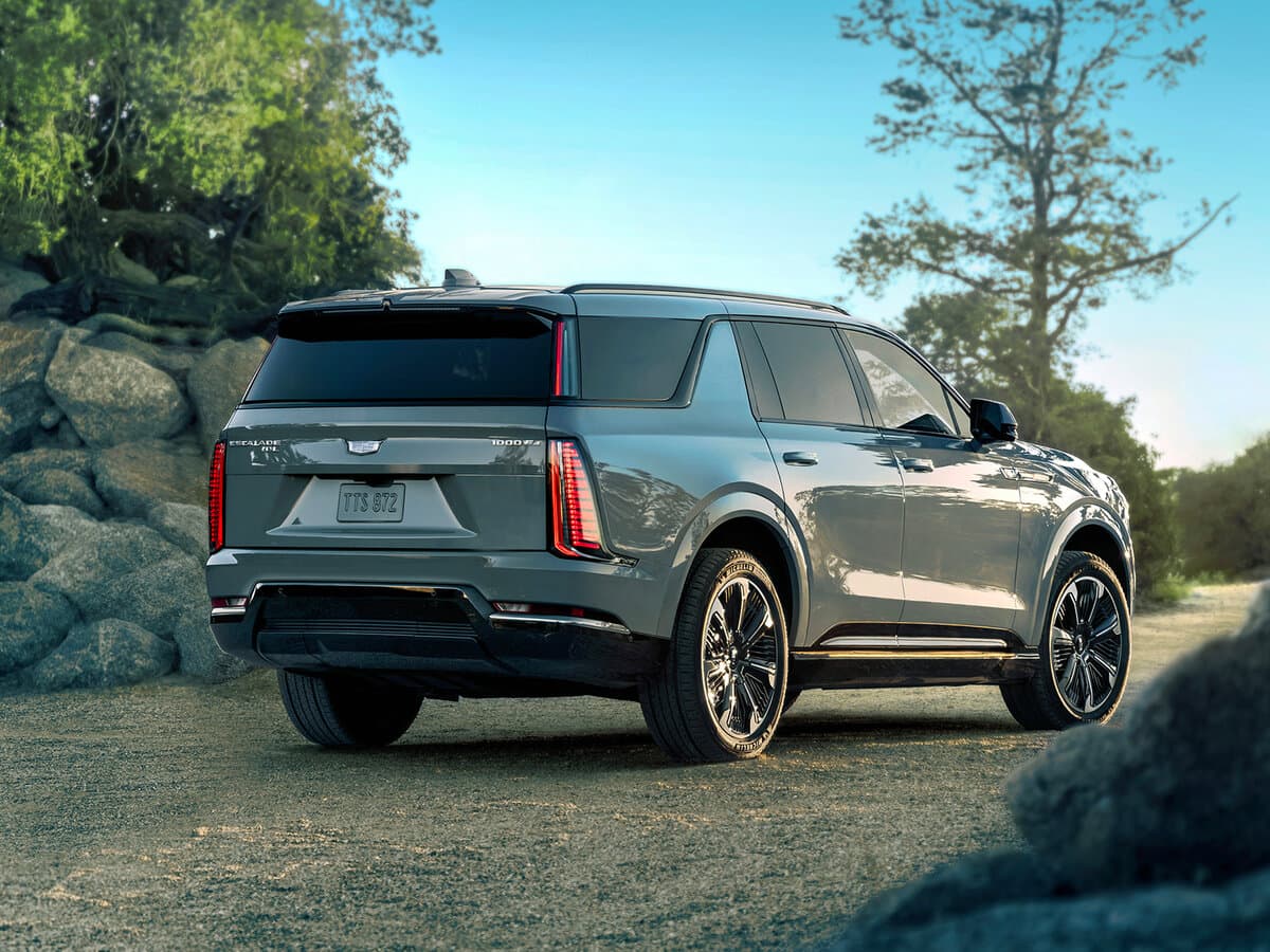Cadillac Escalade iQ 2024 – indiyədək — 3/4 arxadan