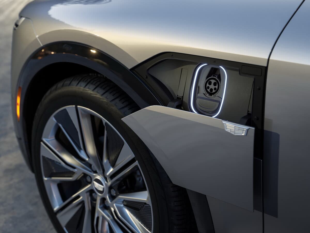 Cadillac Lyriq 2022 – indiyədək — Salon, öndən