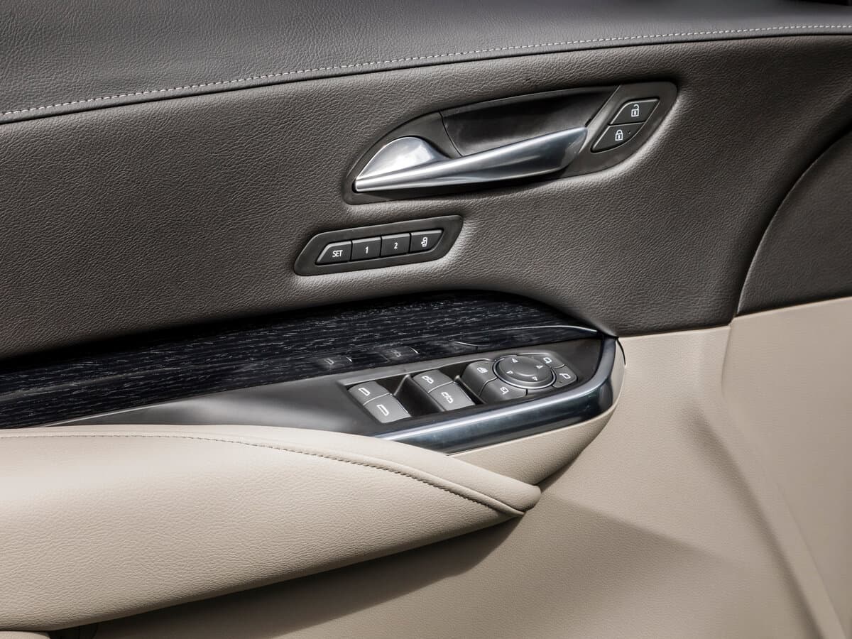 Cadillac XT4 I — Qapı