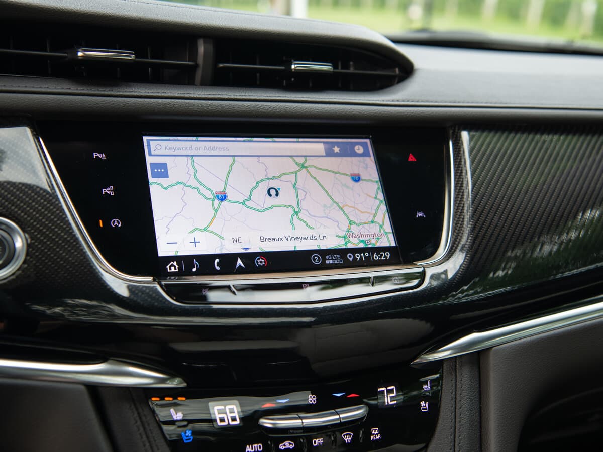 Cadillac XT6 I — Salon, öndən
