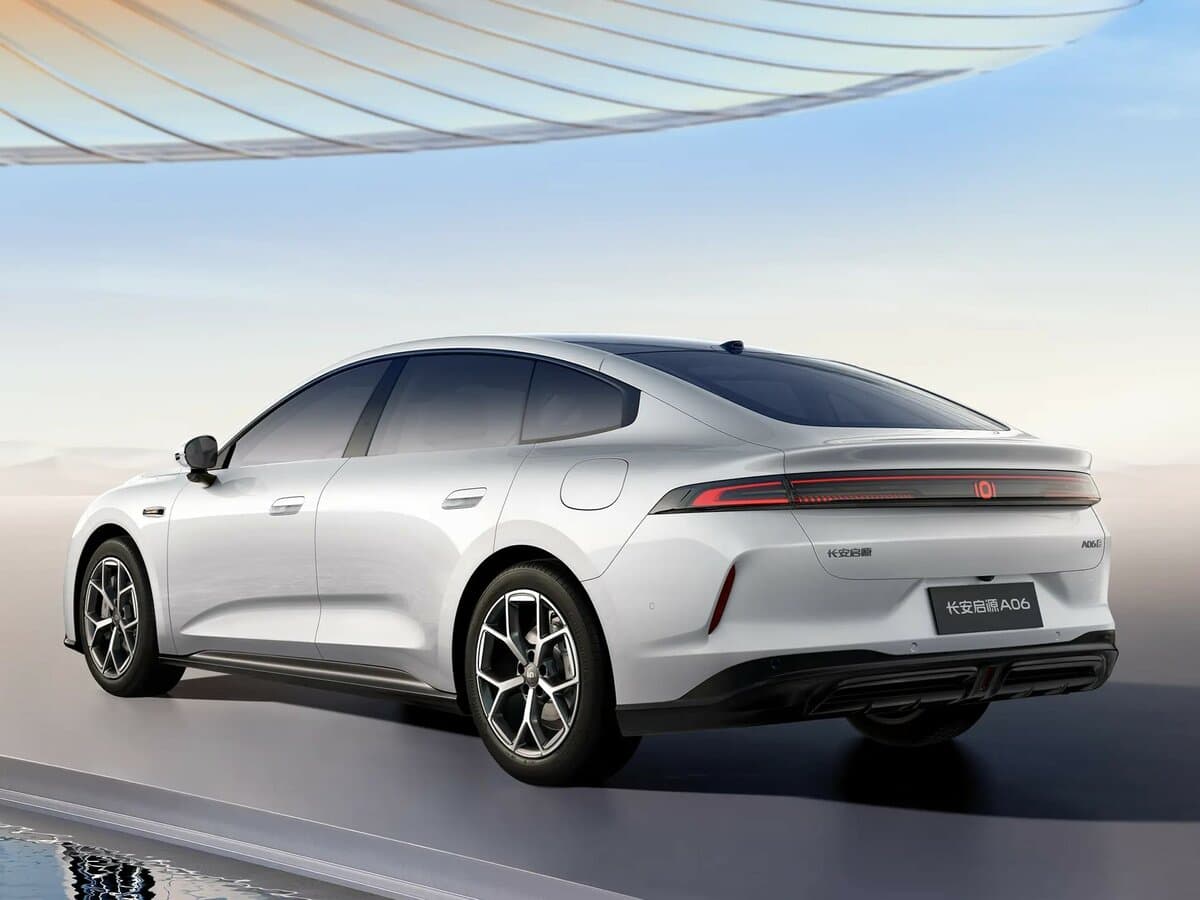 Changan Qiyuan A06 2023 – indiyədək — 3/4 arxadan