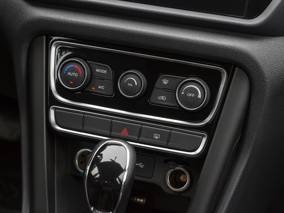 Chery Tiggo 3 I — Salon, öndən