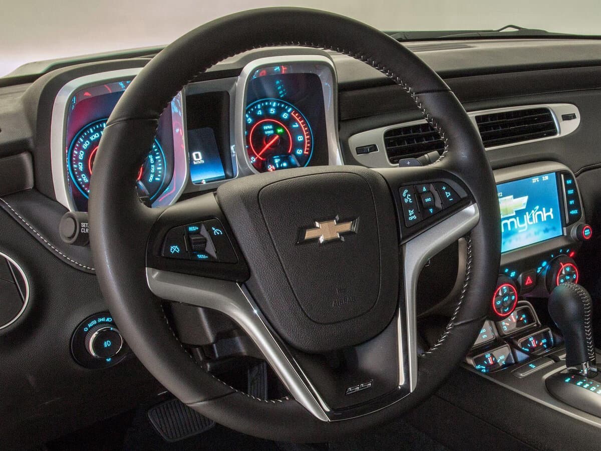 Chevrolet Camaro V Restayling — Sükan