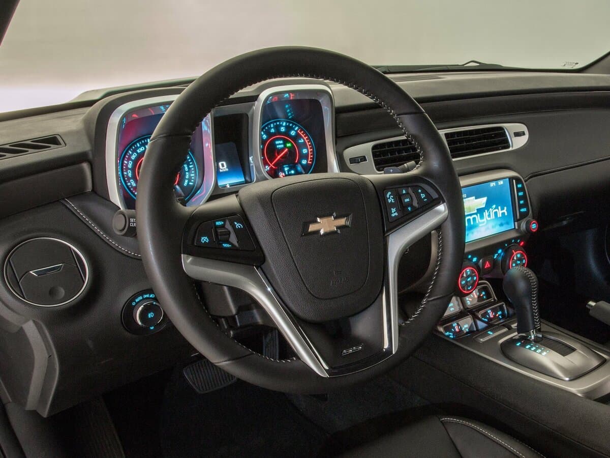 Chevrolet Camaro V Restayling — Sükan