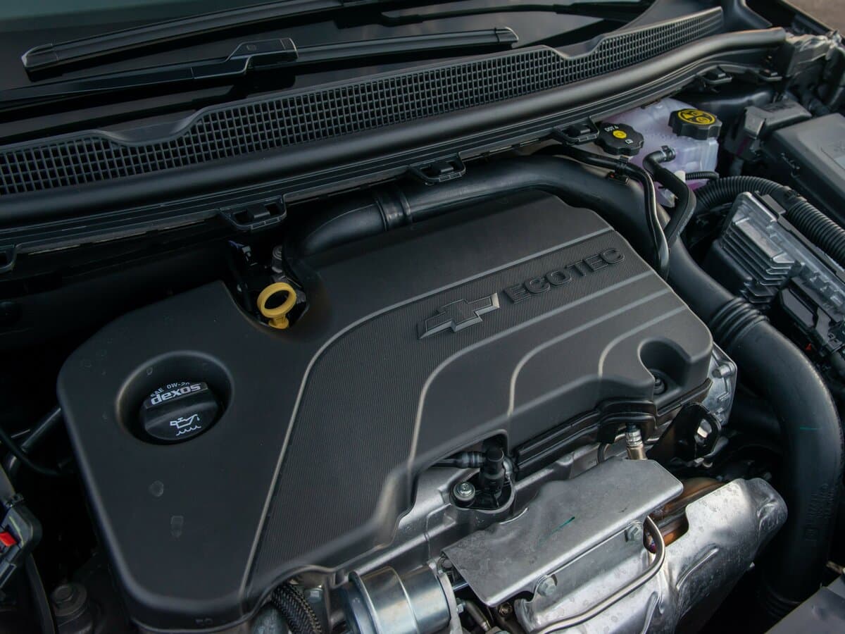 Chevrolet Cruze II Restayling — Salon, arxadan
