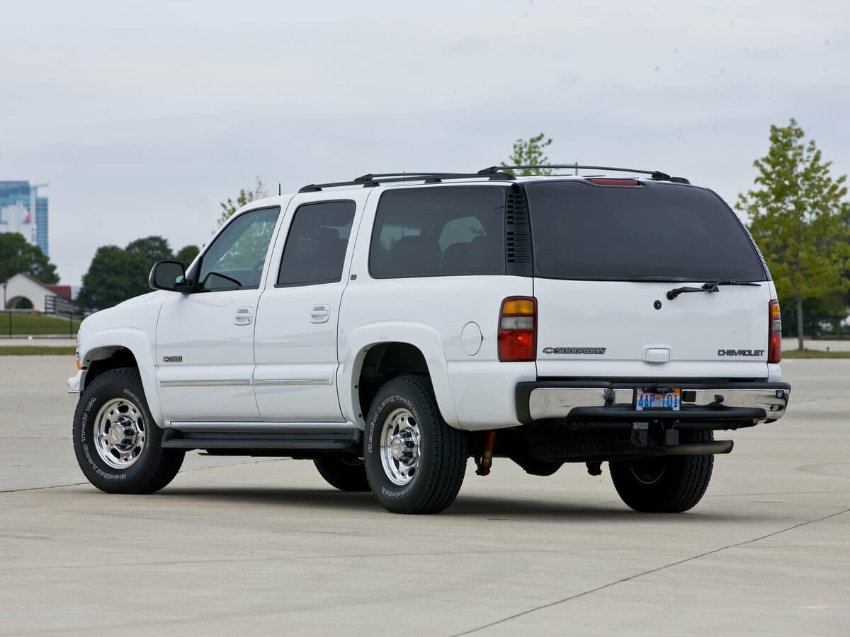 Chevrolet Suburban IX — 3/4 arxadan