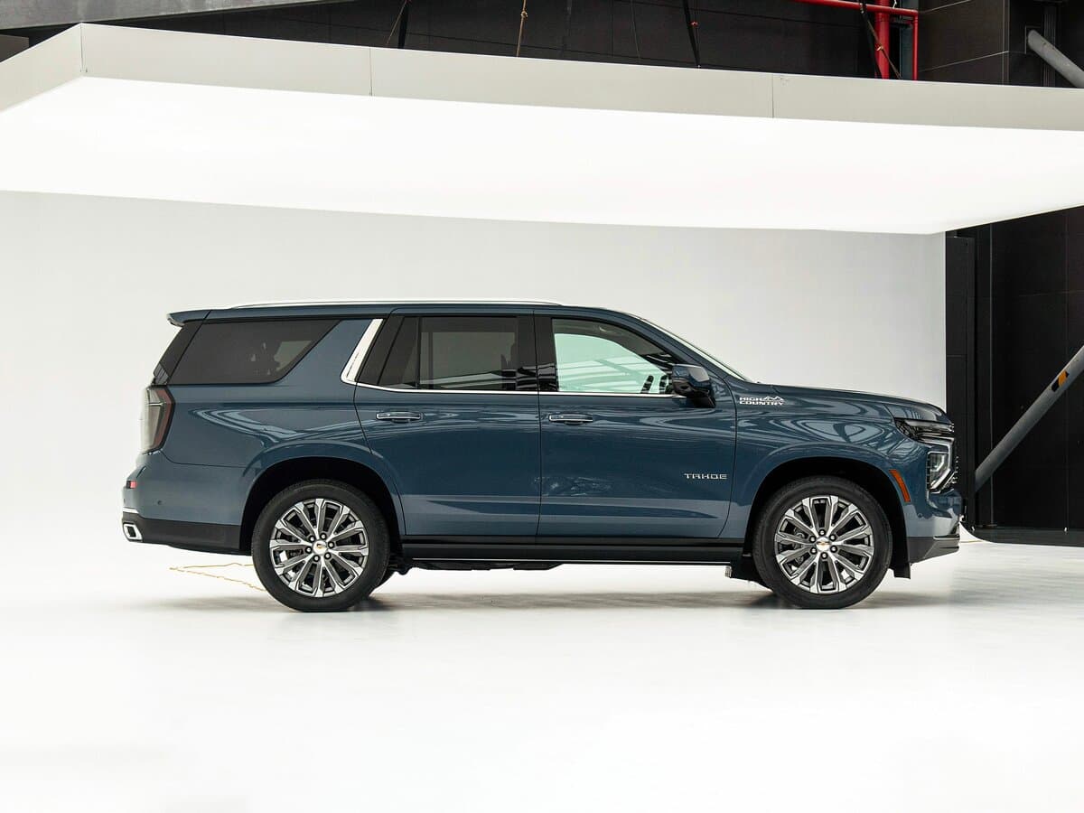 Chevrolet Tahoe V Restayling — Yandan