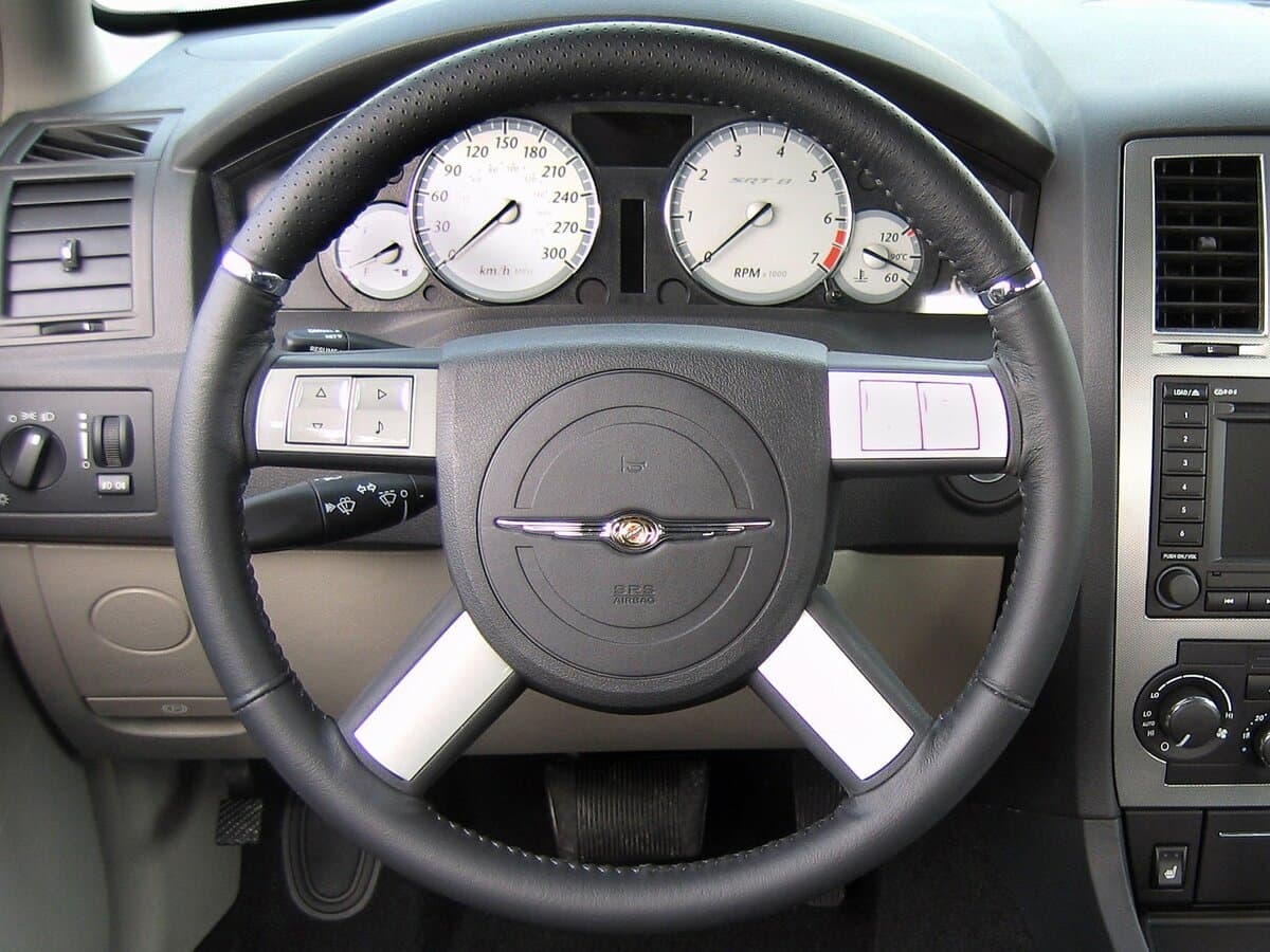 Chrysler 300C I — Sükan