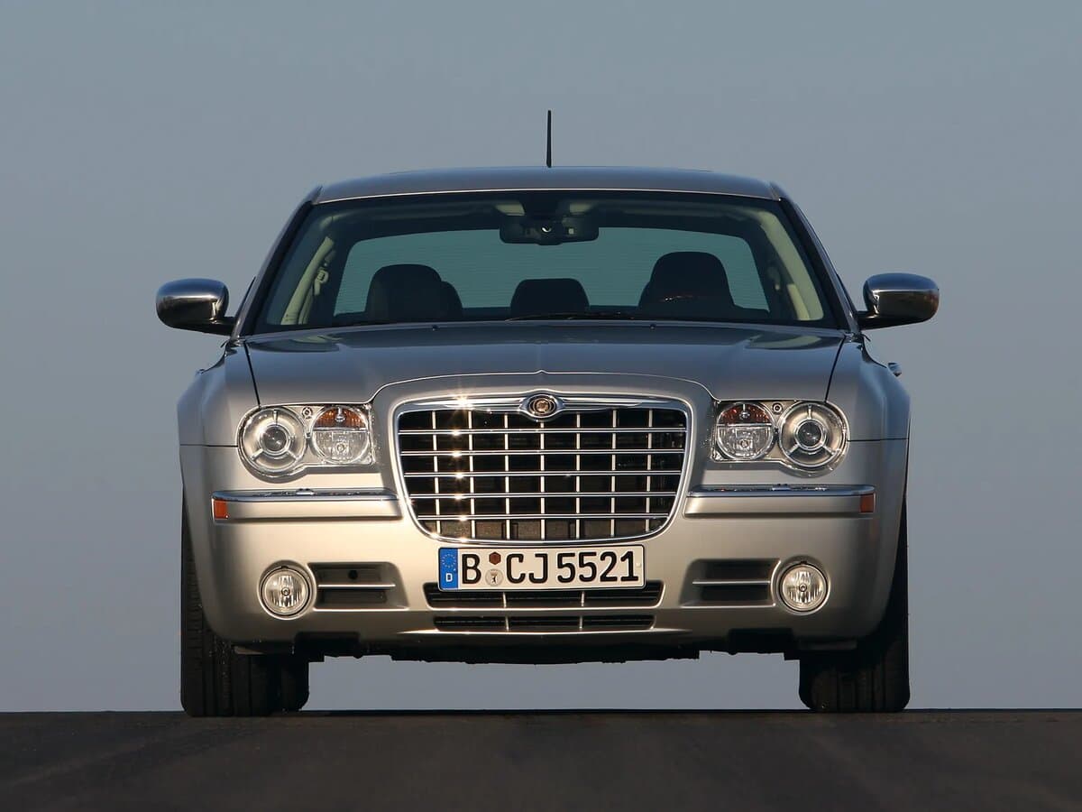 Chrysler 300C I — Öndən
