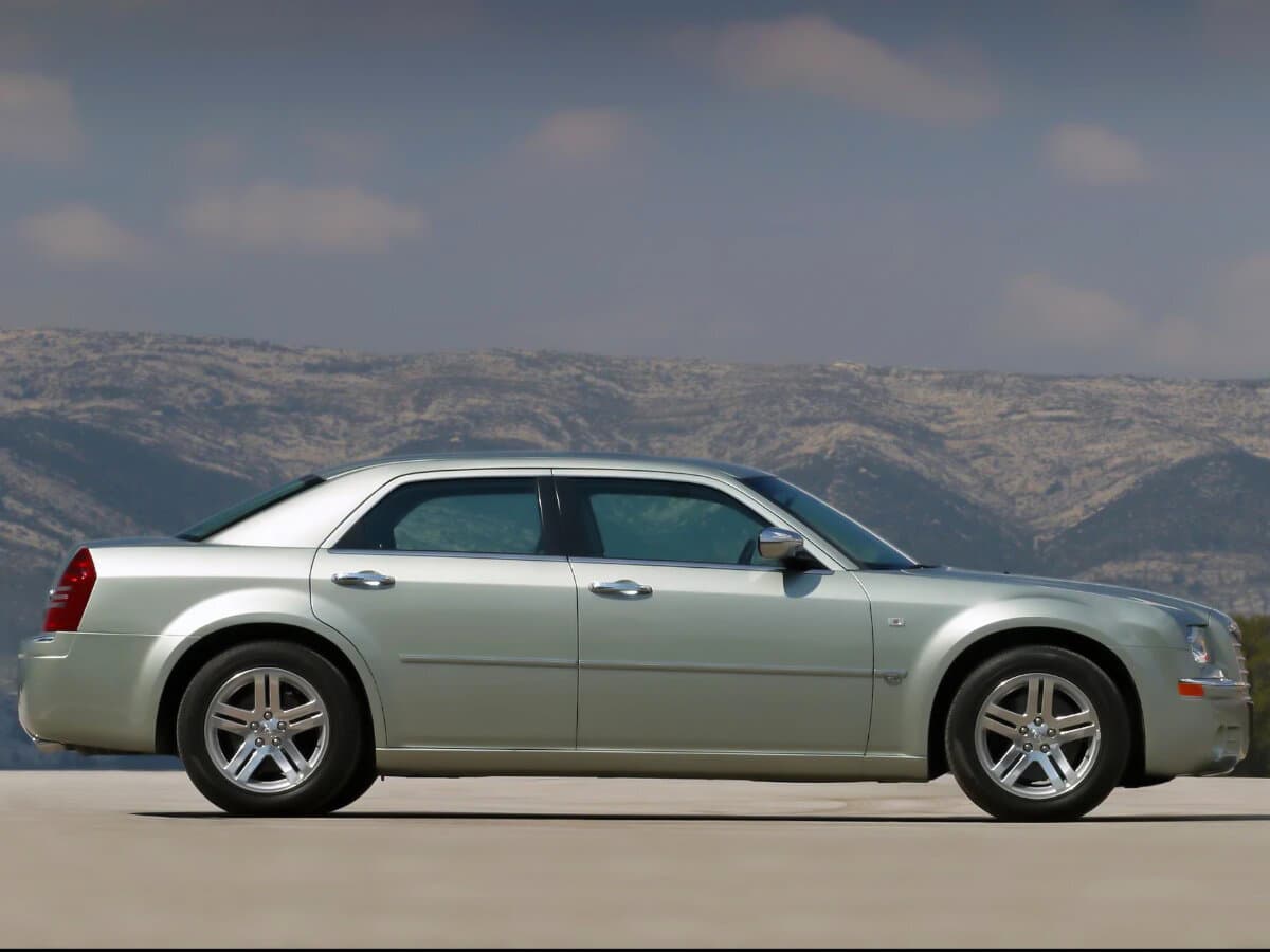 Chrysler 300C I — Yandan