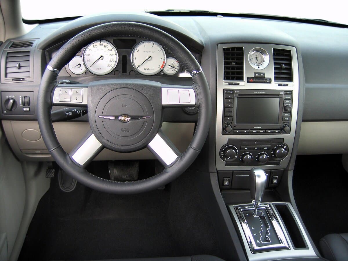 Chrysler 300C I — Sükan